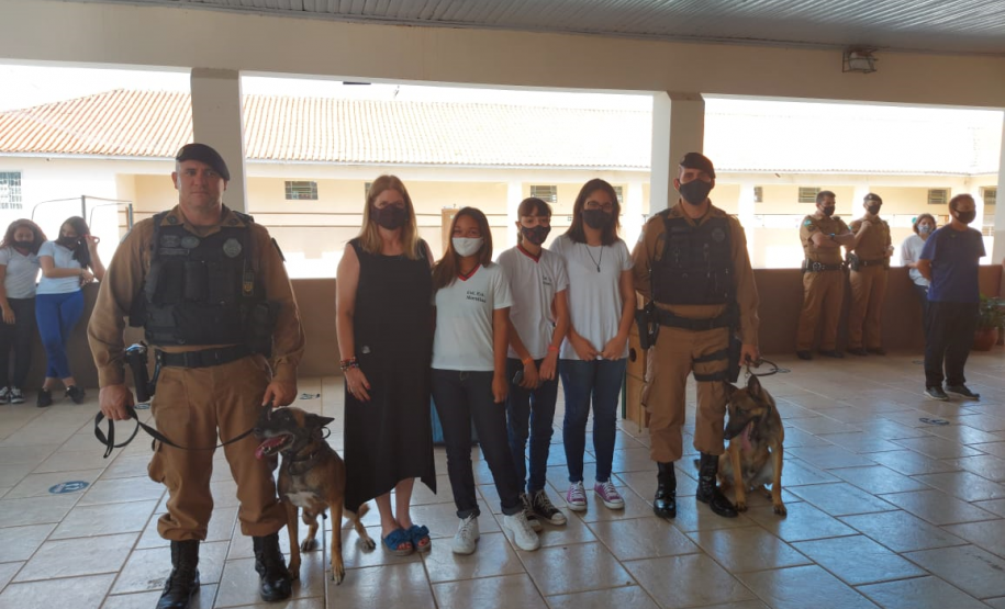 Equipe de Operações com Cães participa de atividade em colégio em Santo Antônio da Platina (PR)