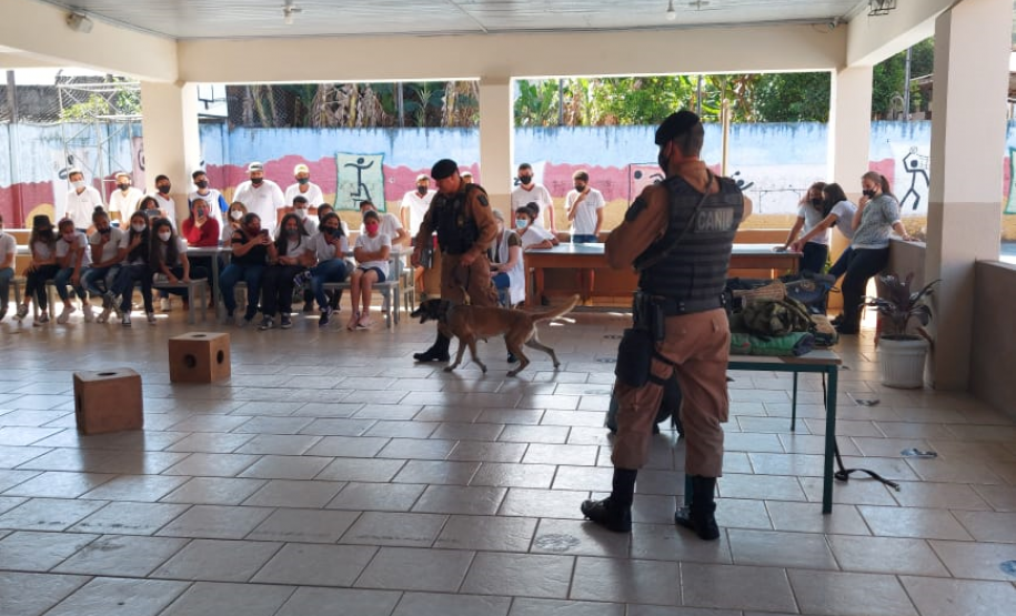 Equipe de Operações com Cães participa de atividade em colégio em Santo Antônio da Platina (PR)
