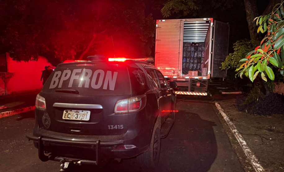 BPFron apreende caminhão carregado com mais de 13 mil pacotes de cigarros no Noroeste do estado