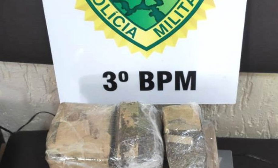 No Sudoeste do estado, PM apreende mais de três quilos de drogas, R$ 11 mil em dinheiro e recupera um carro