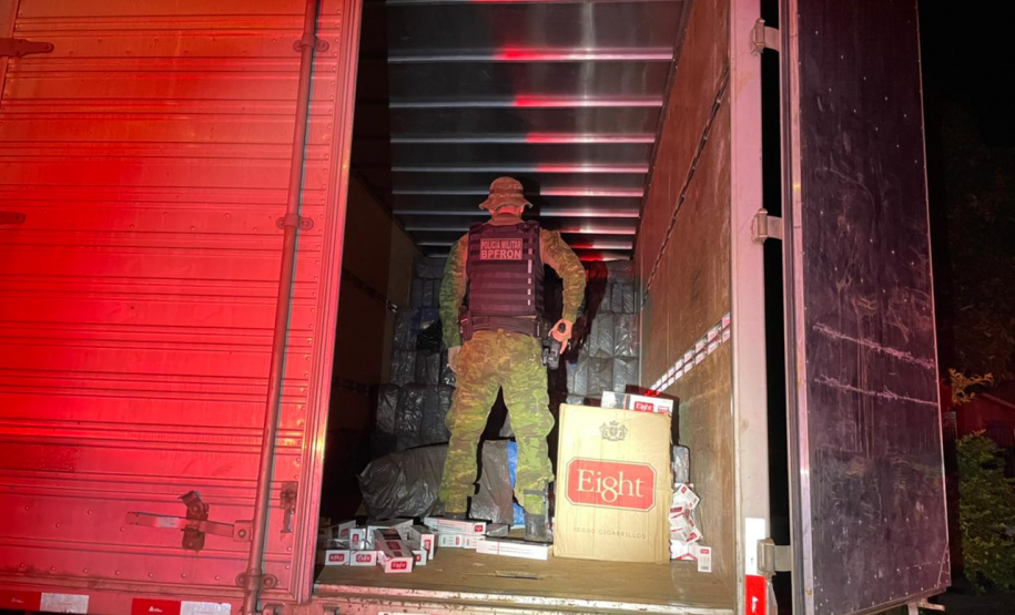 BPFron apreende caminhão carregado com mais de 13 mil pacotes de cigarros no Noroeste do estado