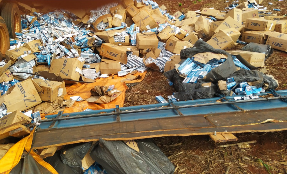 Em Assis Chateaubriand (PR) PM apreende caminhão carregado com cigarros após tombar na via