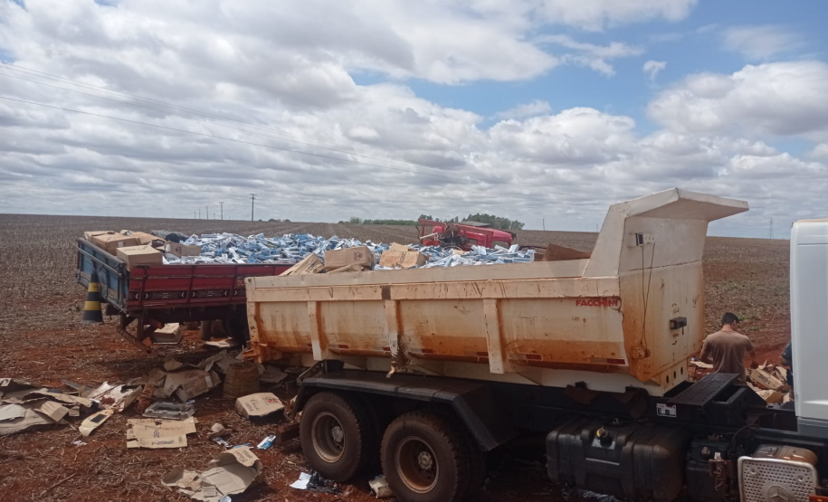 Em Assis Chateaubriand (PR) PM apreende caminhão carregado com cigarros após tombar na via