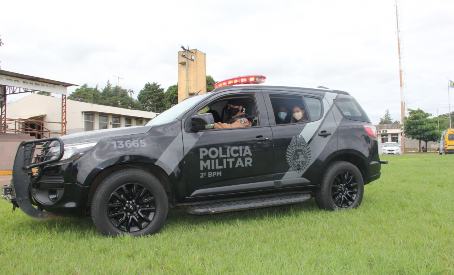 Equipe de Operações com Cães recebe admiradora da PM em Jacarezinho (PR)