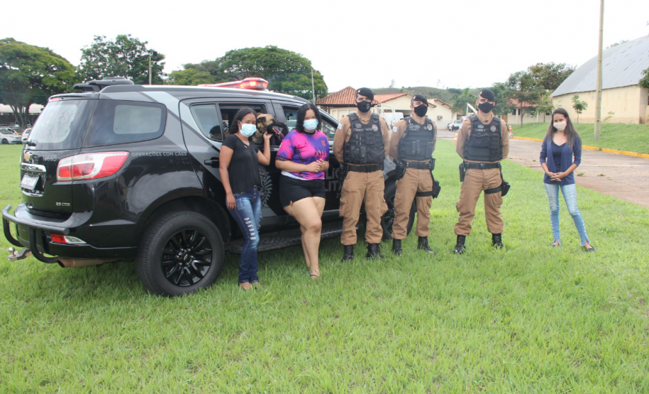 Equipe de Operações com Cães recebe admiradora da PM em Jacarezinho (PR)