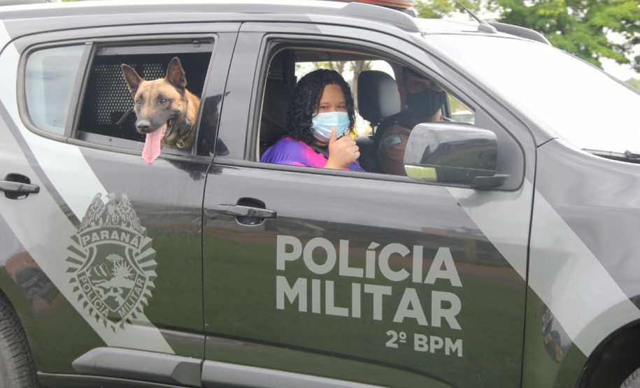 Equipe de Operações com Cães recebe admiradora da PM em Jacarezinho (PR)