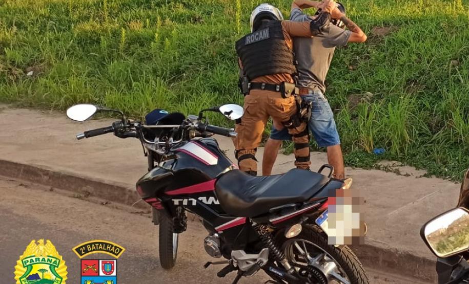 Na região do Norte Pioneiro, policiais militares e civis encaminham suspeito de furto e apreendem duas motocicletas, em ações distintas