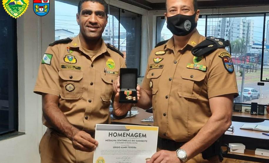 Comandante do 3º Batalhão da PM entrega medalha da unidade para Comandante Regional em Cascavel (PR)