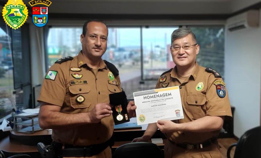 Comandante do 3º Batalhão da PM entrega medalha da unidade para Comandante Regional em Cascavel (PR)