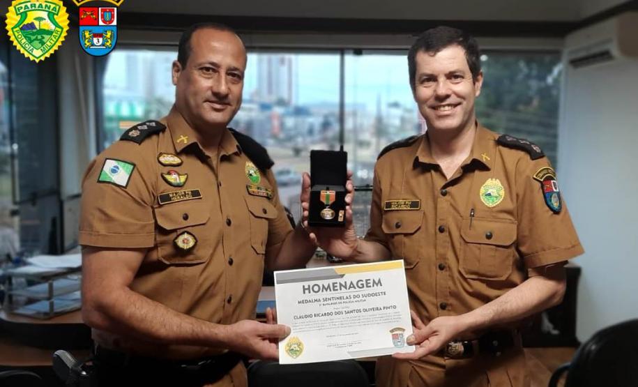 Comandante do 3º Batalhão da PM entrega medalha da unidade para Comandante Regional em Cascavel (PR)