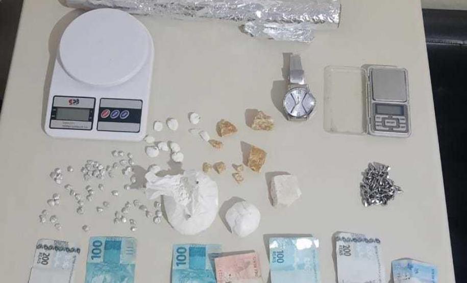 Na capital e RMC, PM recupera veículo roubado e encaminha oito pessoas suspeitas de tráfico de drogas e roubo