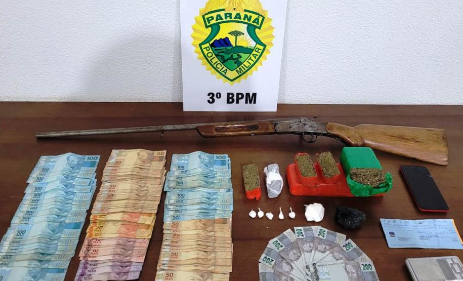 No Sudoeste do estado, PM recupera dois carros e apreende mais de um quilo de maconha e uma arma de fogo