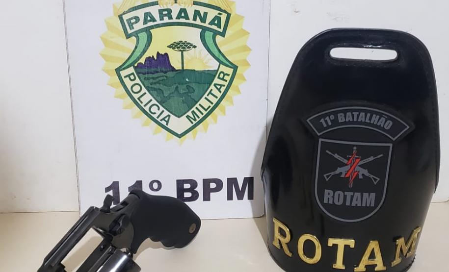 PM prende quatro pessoas e apreende duas armas de fogo e drogas em Campo Mourão (PR)