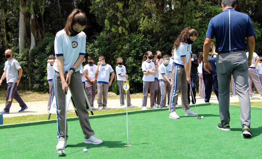 Colégio da Polícia Militar inaugura pista de golfe para alunos em Curitiba