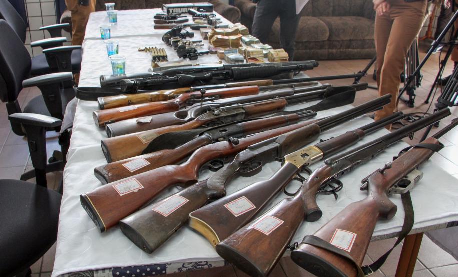 PM cumpre 41 mandados e apreende armas e carros de luxo na RMC e Litoral