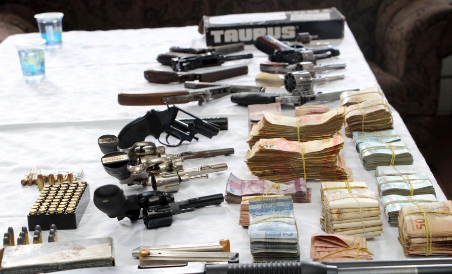 PM cumpre 41 mandados e apreende armas e carros de luxo na RMC e Litoral