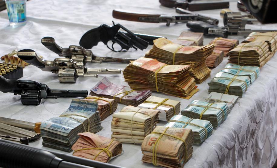 PM cumpre 41 mandados e apreende armas e carros de luxo na RMC e Litoral