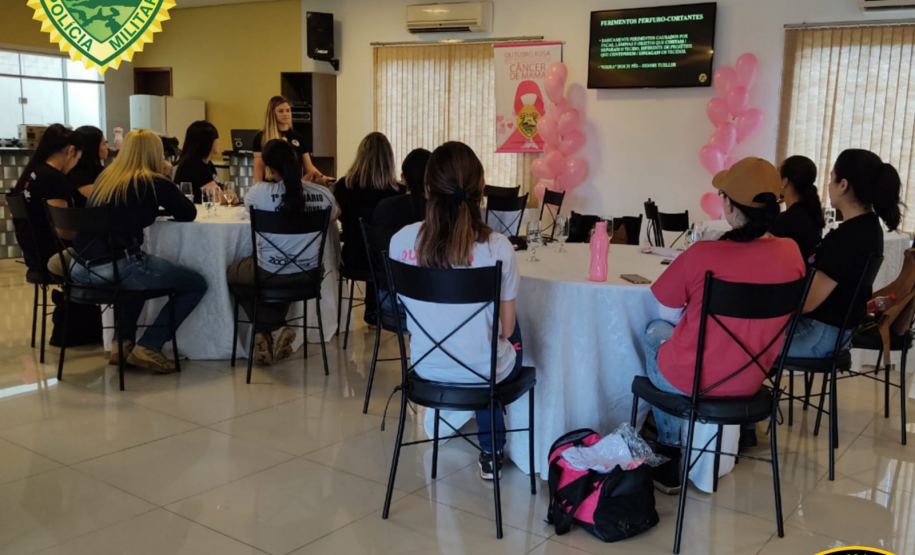 Policiais militares recebem instrução em alusão do Outubro Rosa em Londrina (PR)