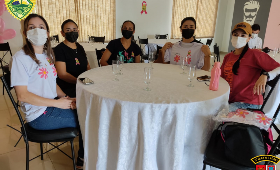 Policiais militares recebem instrução em alusão do Outubro Rosa em Londrina (PR)