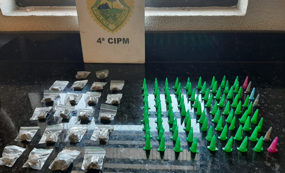 Mais de 100 porções de drogas e um pé de manhã foram apreendidos pela PM no Norte do estado