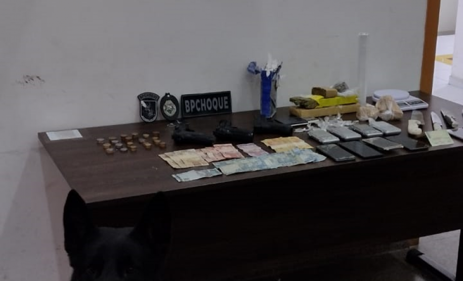 BPChoque apreende drogas e dinheiro em Fazenda Rio Grande, na RMC; dois foram presos