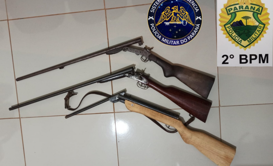 No Norte do estado, PM prende dois homens e apreende três armas de fogo e pinos de cocaína