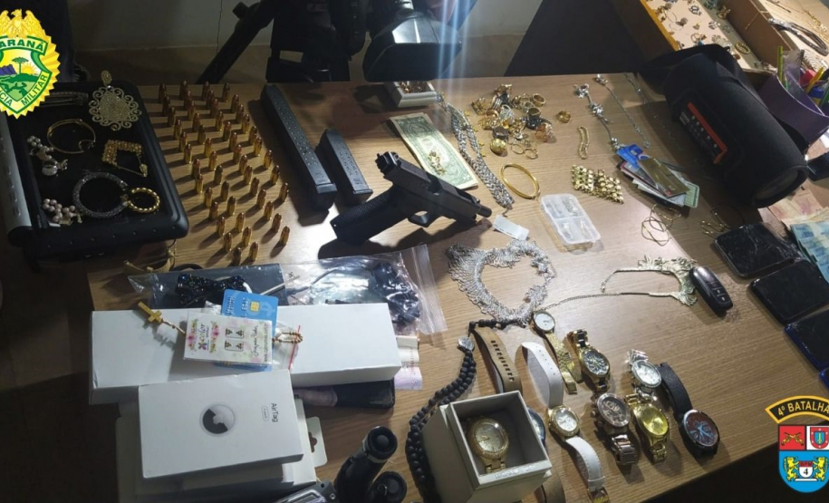 PM prende quatro pessoas, uma arma de fogo, munições e uma caminhonete no Noroeste do estado