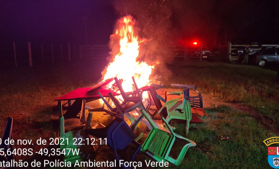 Polícia Ambiental fecha rinha de galo, encaminha oito pessoas e apreende 15 aves em Curitiba