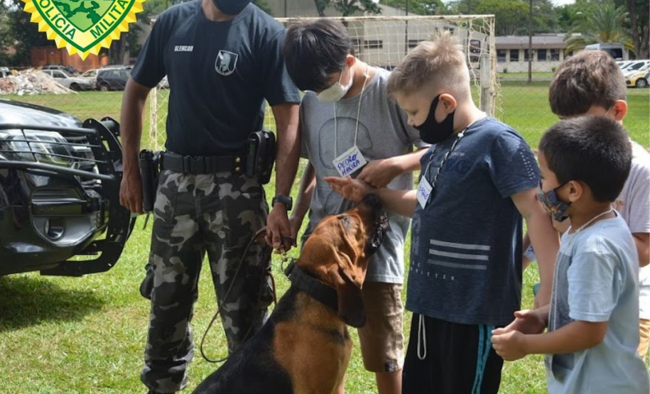 Casa da Criança de Maringá visita 4º Batalhão da PM em Maringá (PR)