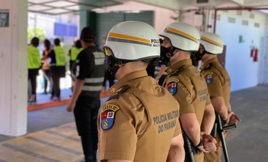 Oficiais e praças em formação na PMPR garantem a segurança no Estádio Couto Pereira em Curitiba