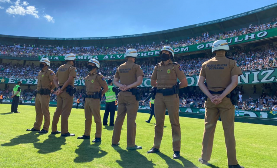 Oficiais e praças em formação na PMPR garantem a segurança no Estádio Couto Pereira em Curitiba