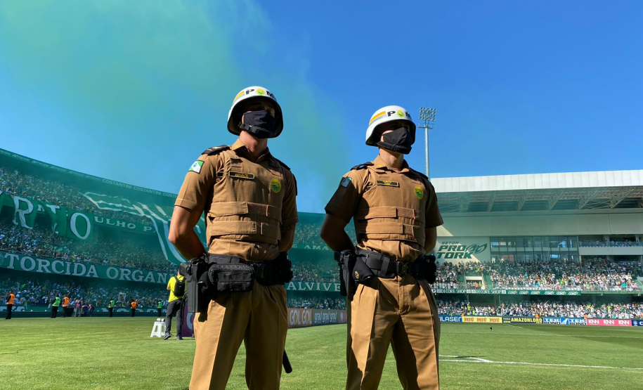 Oficiais e praças em formação na PMPR garantem a segurança no Estádio Couto Pereira em Curitiba