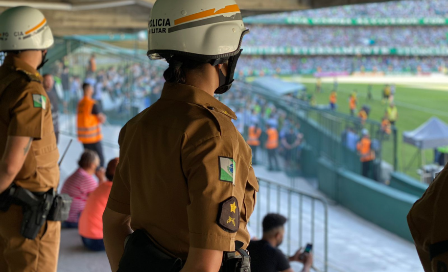 Oficiais e praças em formação na PMPR garantem a segurança no Estádio Couto Pereira em Curitiba
