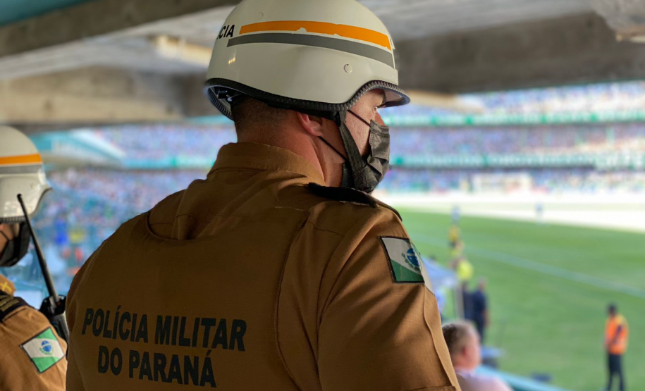 Oficiais e praças em formação na PMPR garantem a segurança no Estádio Couto Pereira em Curitiba