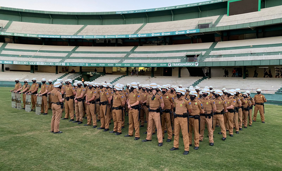 Oficiais e praças em formação na PMPR garantem a segurança no Estádio Couto Pereira em Curitiba
