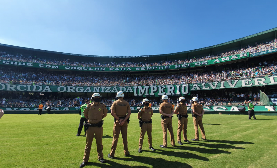 Oficiais e praças em formação na PMPR garantem a segurança no Estádio Couto Pereira em Curitiba