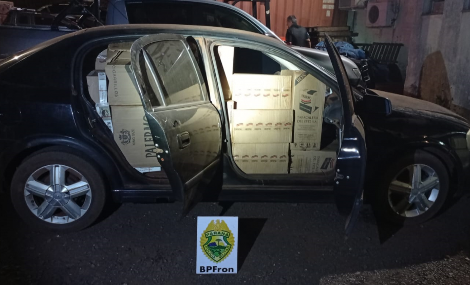 Policiais do BPFRON apreendem três carros carregados com cigarros contrabandeados em Guaíra (PR)
