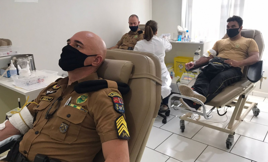 Policiais militares do 2º BPM participam de campanha de doação de sangue em Jacarezinho