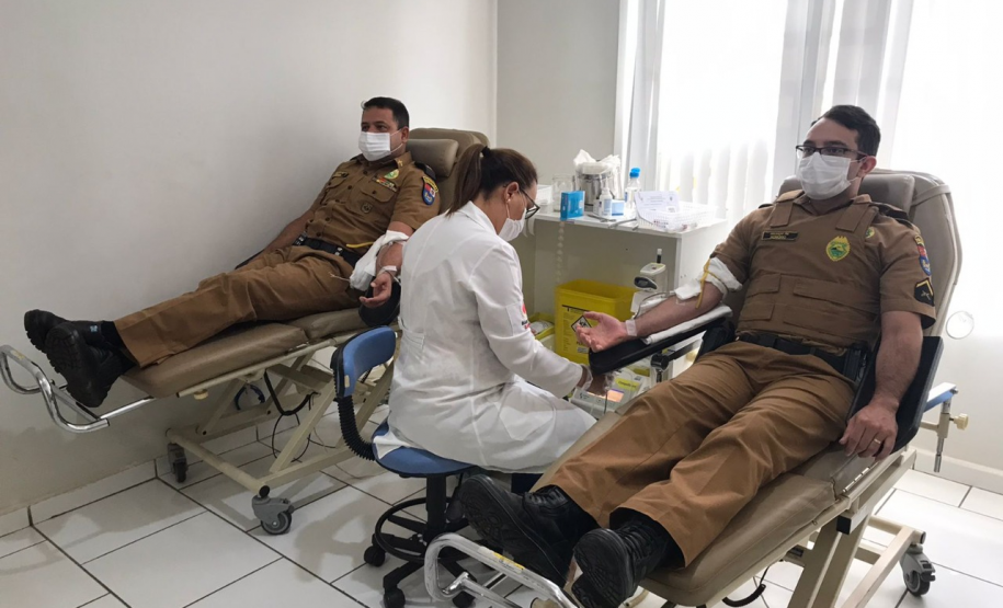 Policiais militares do 2º BPM participam de campanha de doação de sangue em Jacarezinho