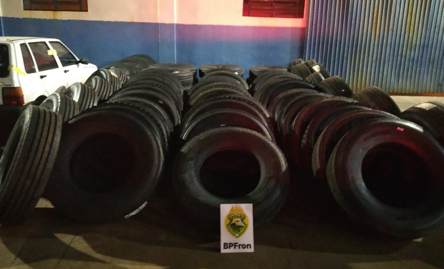 Policiais do BPFRON apreendem quatro carros, cigarros e pneus contrabandeados no Oeste do estado