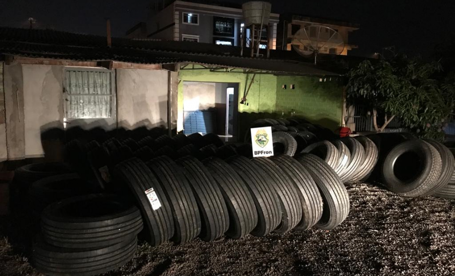 Policiais do BPFRON apreendem quatro carros, cigarros e pneus contrabandeados no Oeste do estado