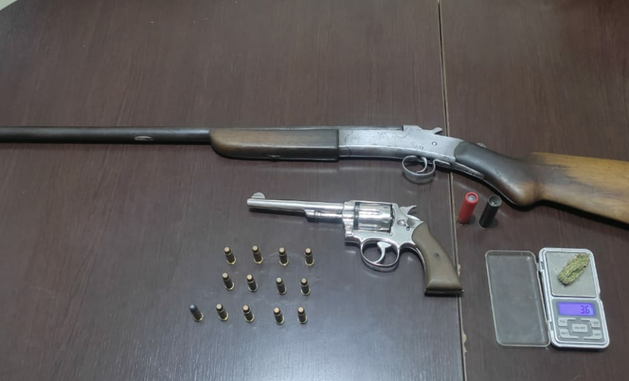 No Norte do estado, PM prende duas pessoas e apreende três armas de fogo e munições