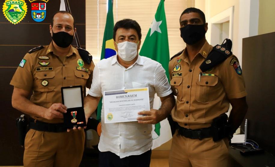 Comandantes visitam e entregam medalha a Prefeito de Pato Branco (PR)