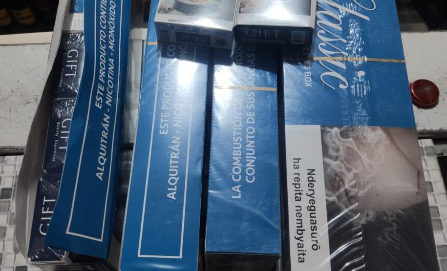 AIFU apreende mais de 400 maços de cigarros e bebidas contrabandeadas em Curitiba