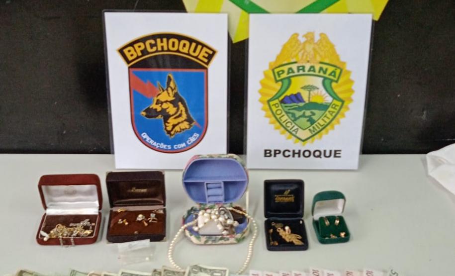 Em situações distintas, BPChoque prende duas pessoas e apreende joias, dólar e euro em Curitiba