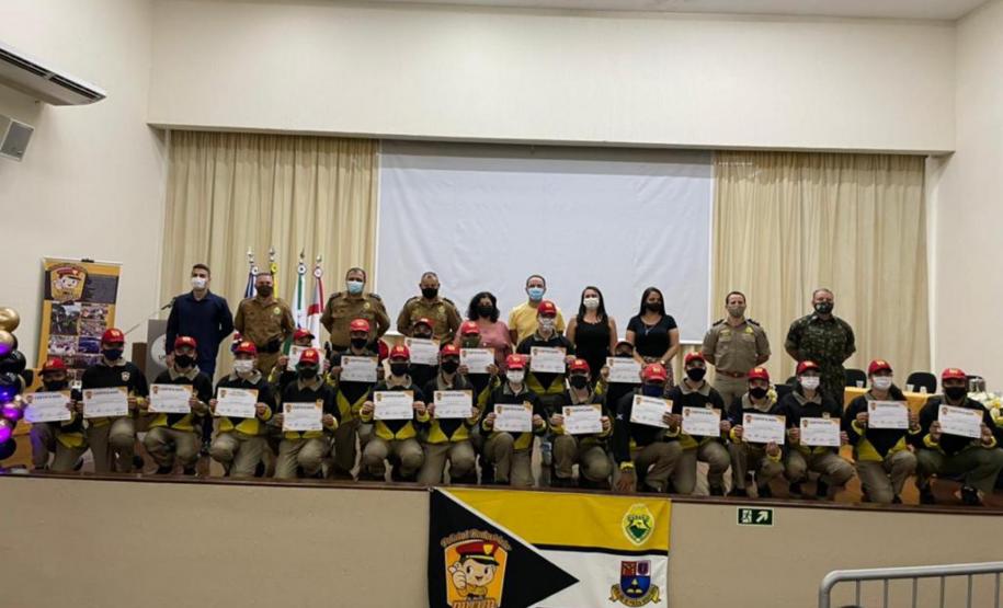 Alunos do Projeto Policial Rodoviário Mirim se formam durante solenidade em Cianorte (PR)