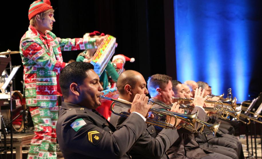 Concerto de Natal da Banda da PMPR emociona público no Teatro Guaíra e arrecada mais de duas toneladas de alimentos