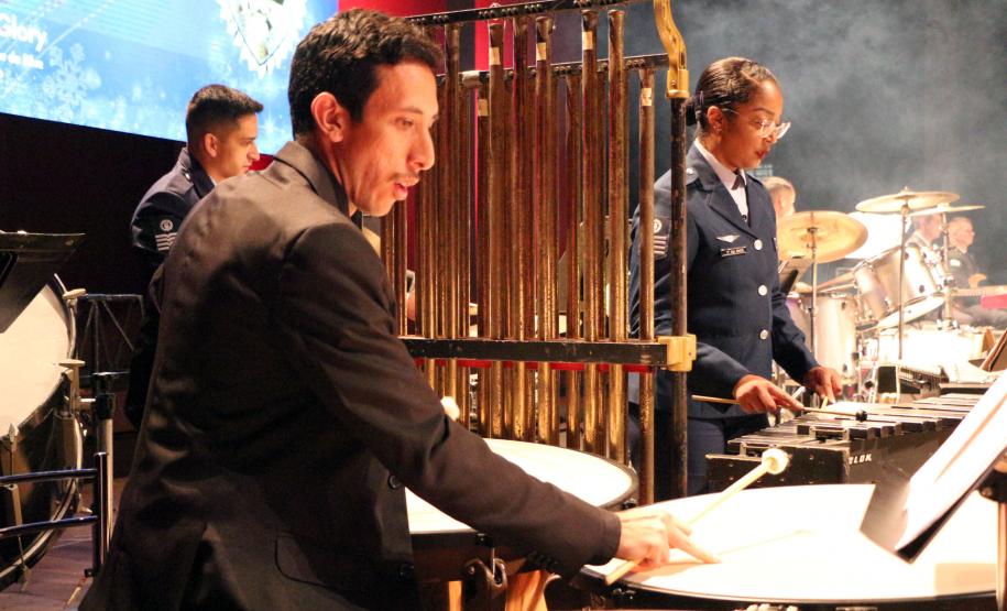 Concerto de Natal da Banda da PMPR emociona público no Teatro Guaíra e arrecada mais de duas toneladas de alimentos