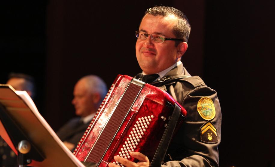 Concerto de Natal da Banda da PMPR emociona público no Teatro Guaíra e arrecada mais de duas toneladas de alimentos