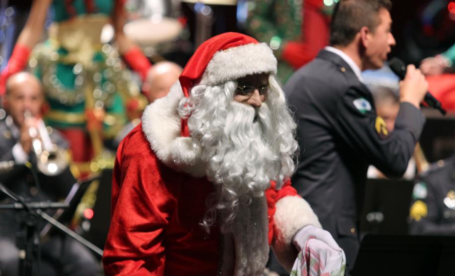 Concerto de Natal da Banda da PMPR emociona público no Teatro Guaíra e arrecada mais de duas toneladas de alimentos